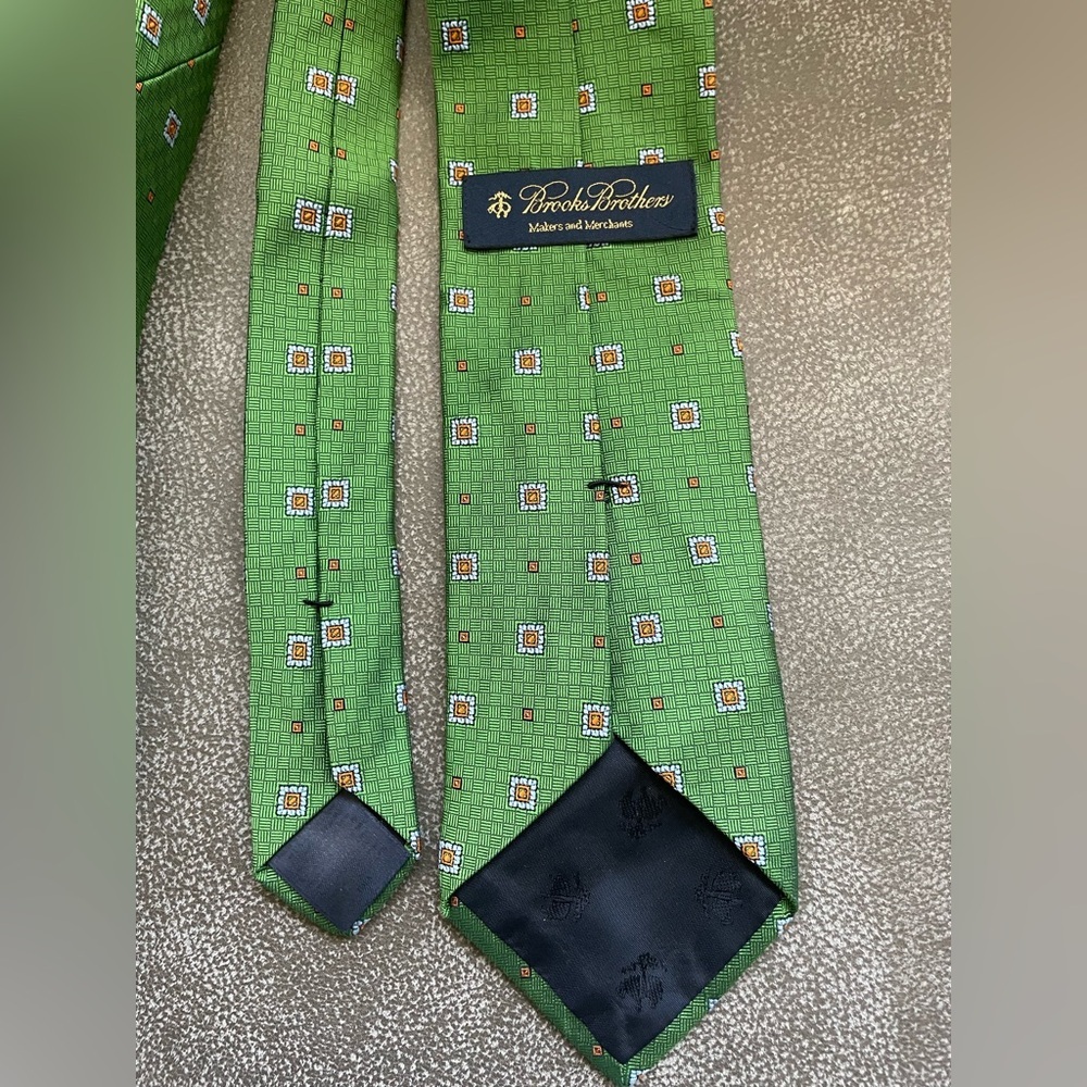 Brooks Brothers men’s 100% silk tie